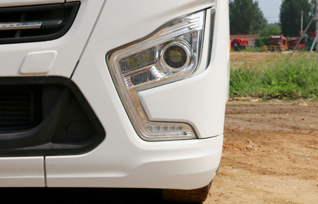 SHACMAN цвет Ледниковый белый (металлик)